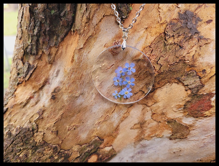 Wisior z niezapominajkami