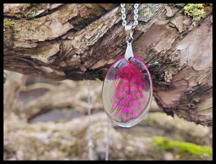 Wisior z różowym piórem