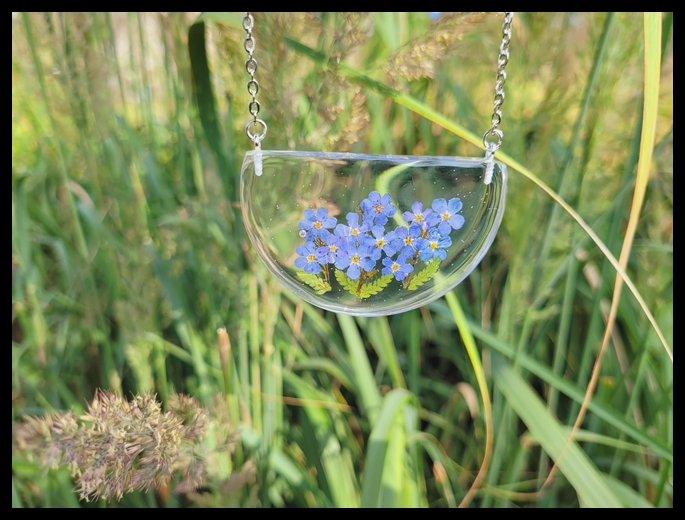 Wisior z niezapominajkami