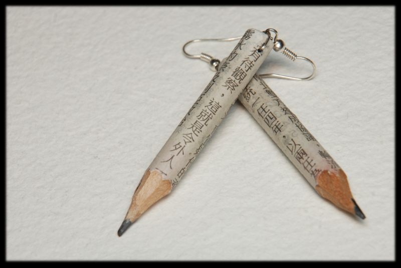 Kolczyki kredki w gazecie