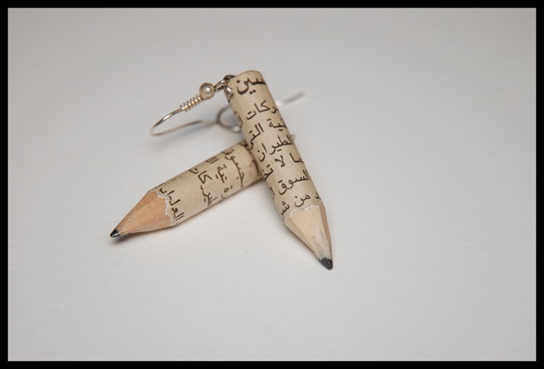 Kolczyki kredki w gazecie