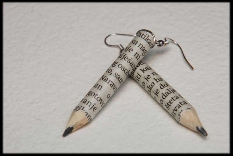 Kolczyki kredki w gazecie