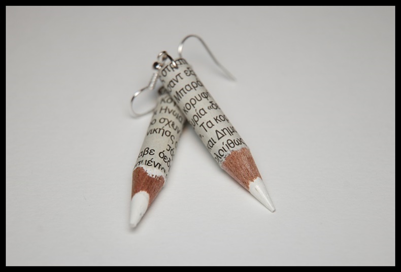 Kolczyki kredki w gazecie