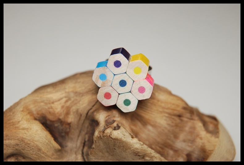 Pierścionek kwiatek z kredek