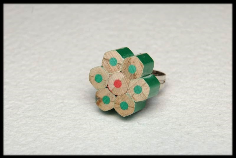 Pierścionek kwiatek z kredek