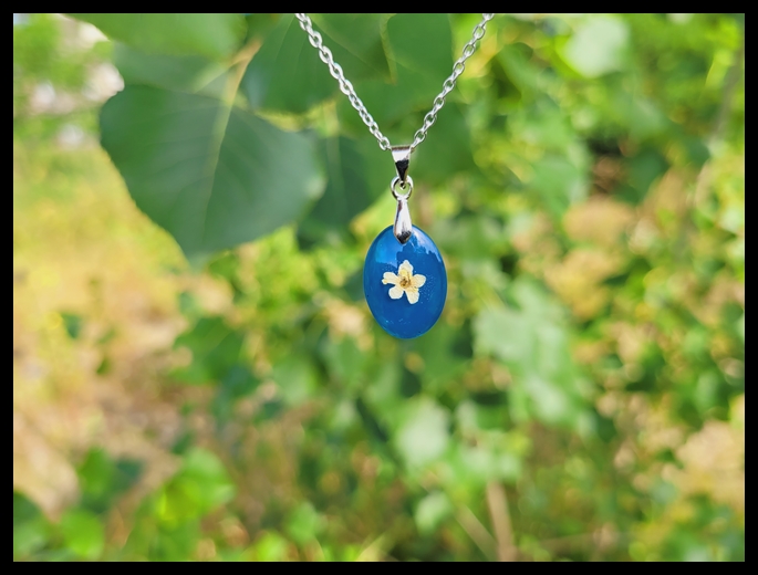 Wisior z kwiatem bzu