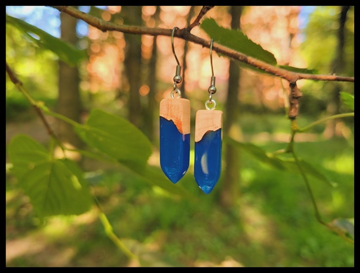 Kolczyki drewniane z żywicą