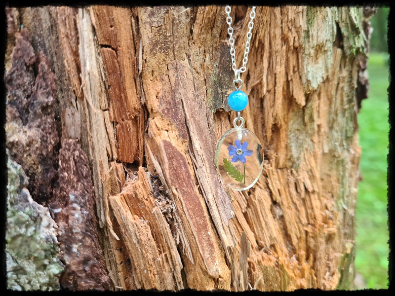 Wisior z niezapominajką i jadeitem