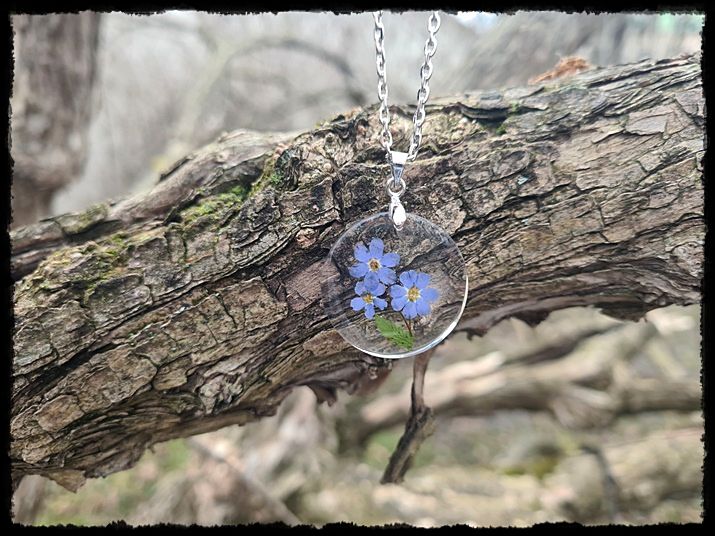 Wisior z niezapominajkami