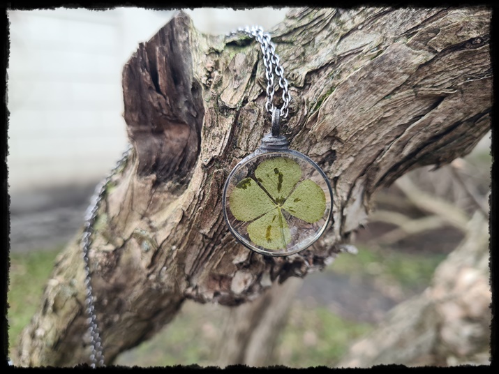 Wisior z czterolistną koniczyną