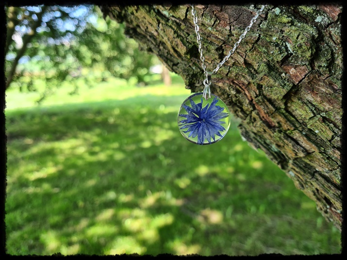 Wisior z płatkami chabra