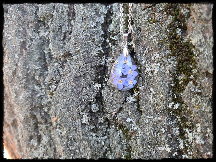 Wisior łezka z niezapominajkami