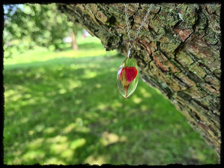 Wisior łezka z różą