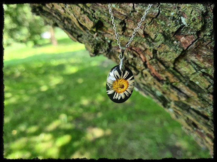 Wisior ze stokrotką