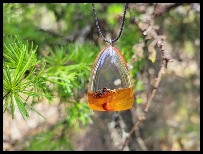 Wisior kropla z pająkiem na bursztynie