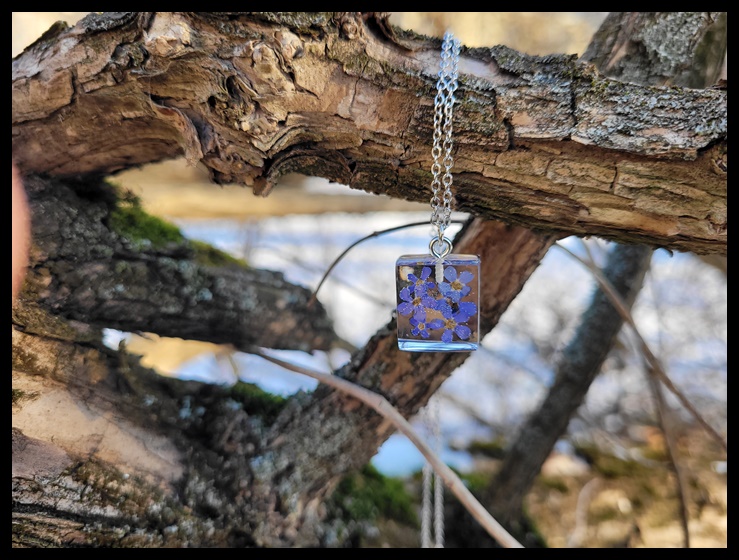 Wisior kostka z niezapominajkami