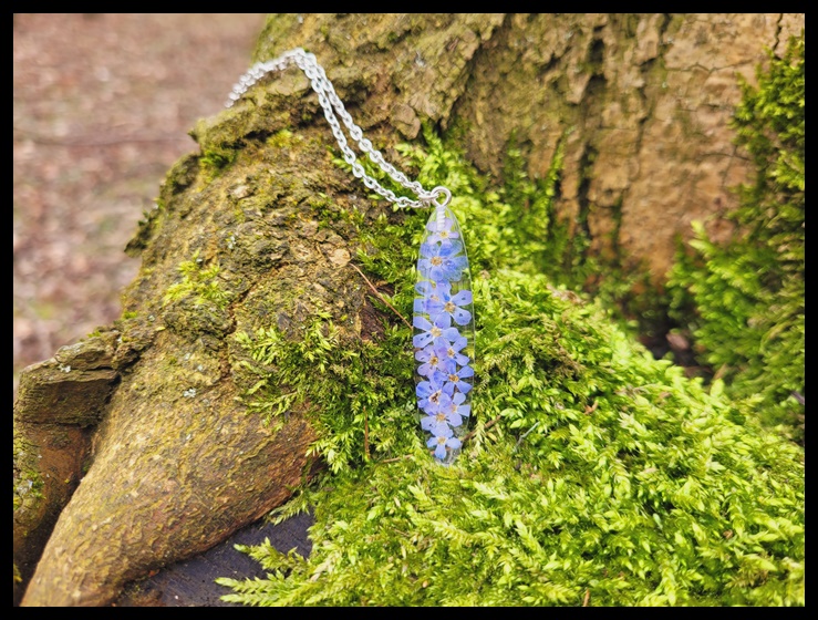 Wisior z niezapominajkami