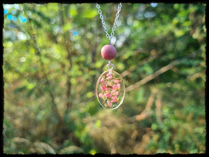 Wisior z wrzosem i rodonitem