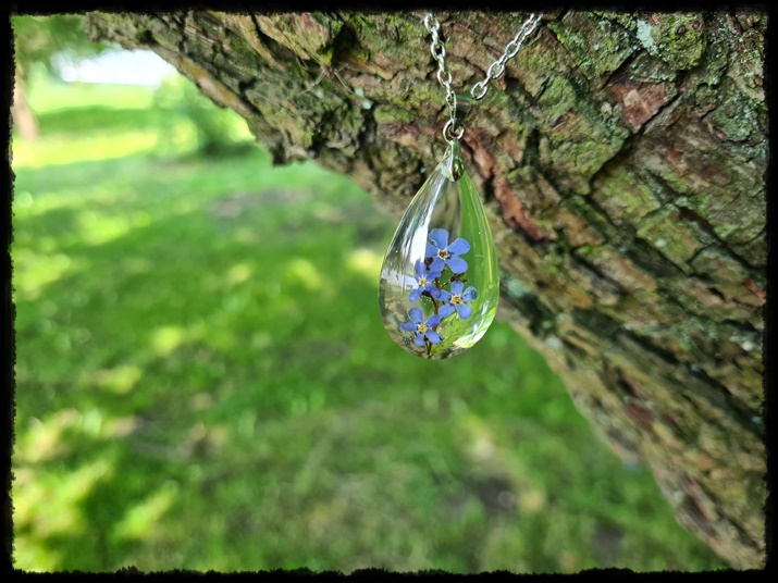 Wisior łezka z niezapominajkami