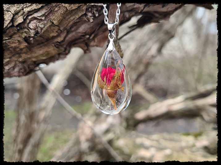 Wisior łezka z różą