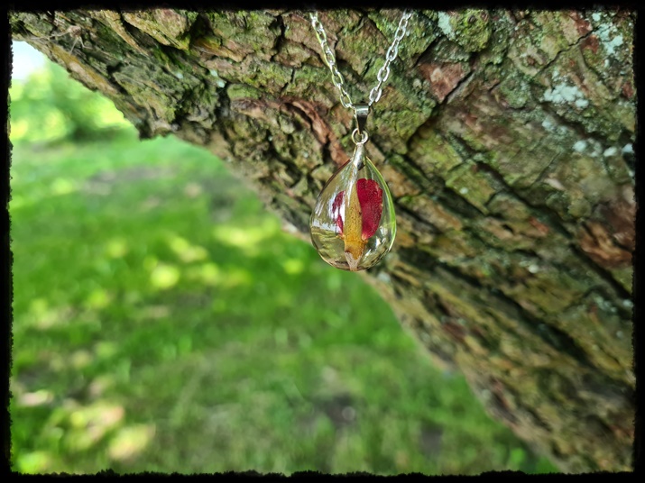 Wisior łezka z różą