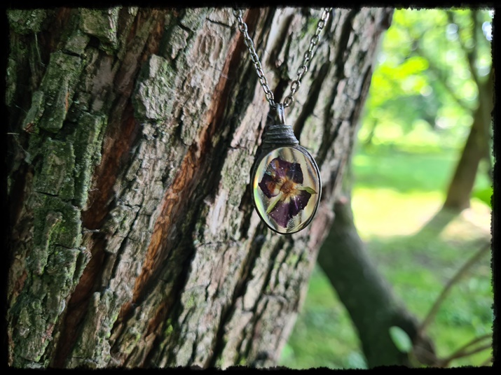 Wisior z bodziszkiem