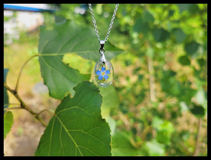 Wisior z niezapominajką