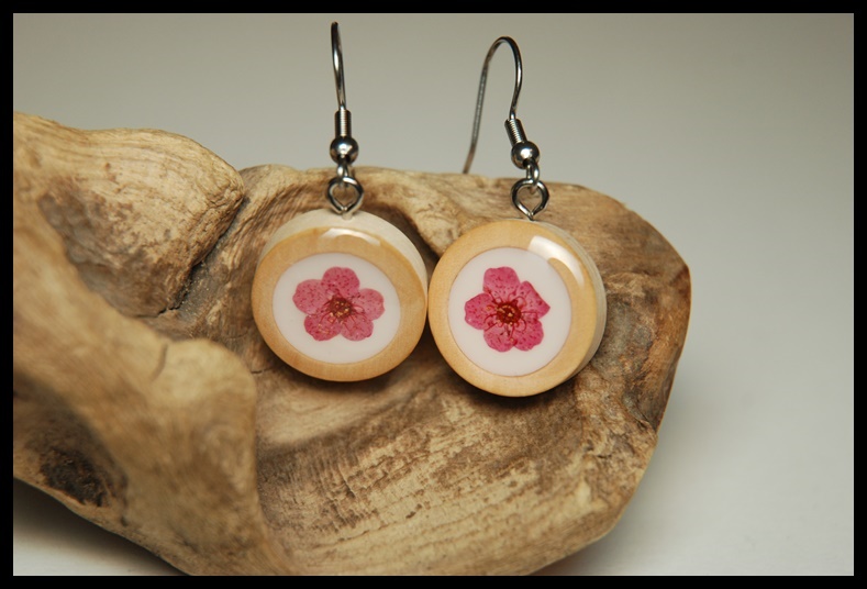 Kolczyki z tawułą w drewnie