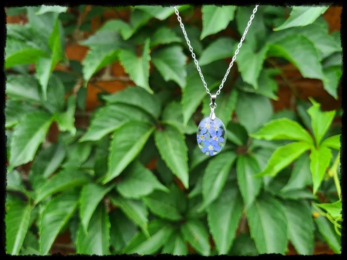 Wisior z niezapominajkami