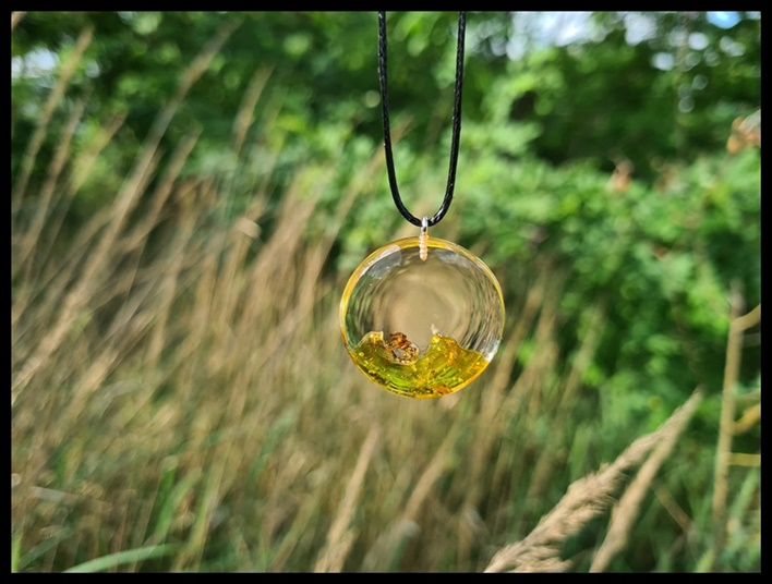 Wisior z pająkiem na bursztynie