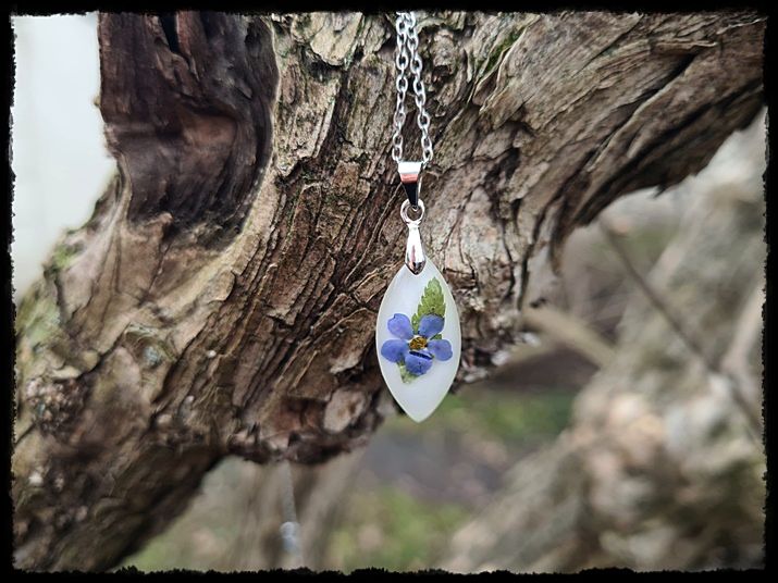 Wisior łezka z niezapominajkami