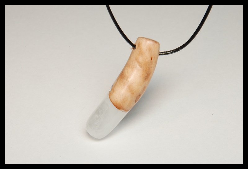 Wisior drewniany z żywicą