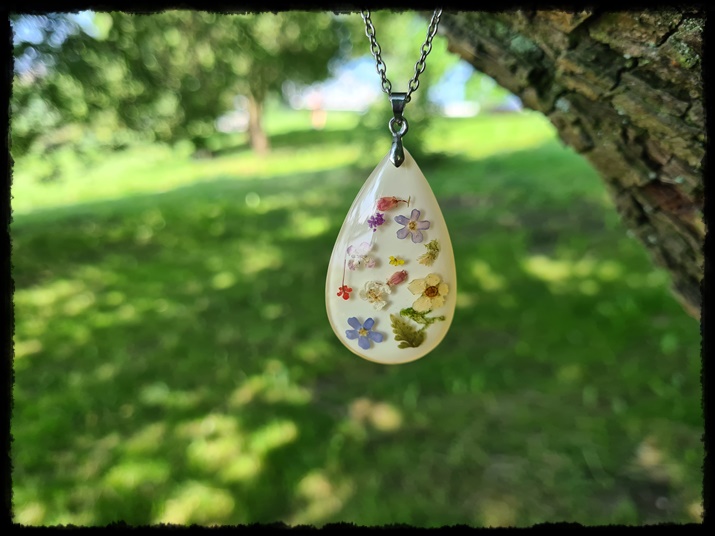 Wisior łezka z łąką