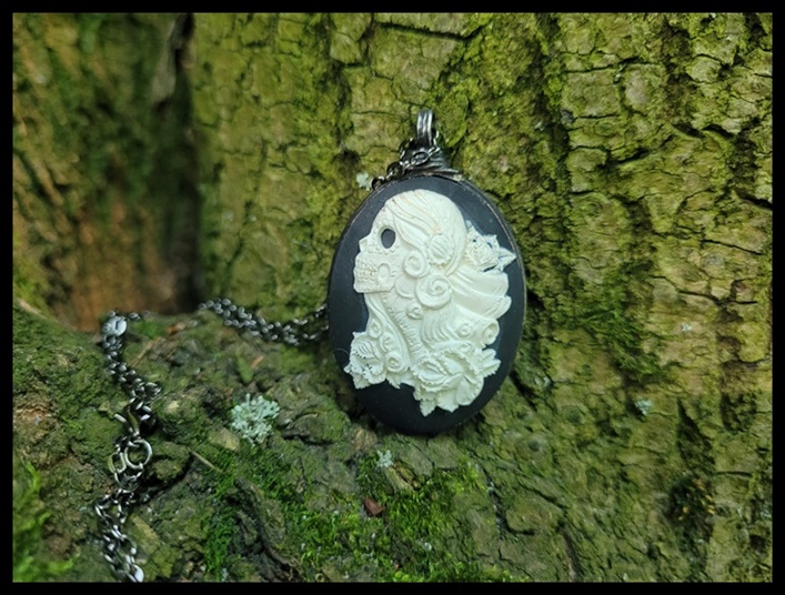 Wisior kamea z trupią damą