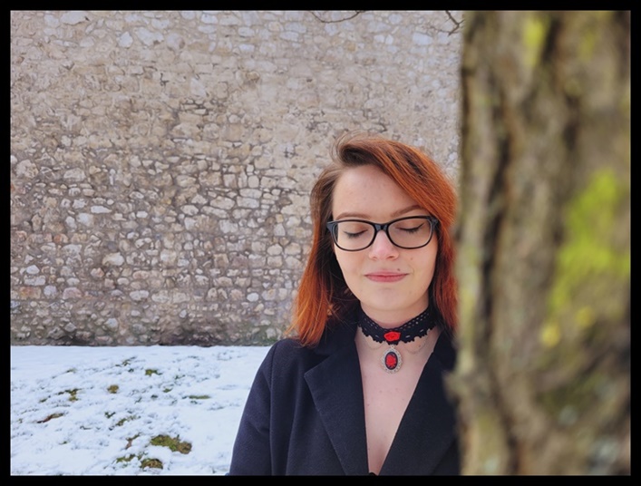 Dusik z kameą różą