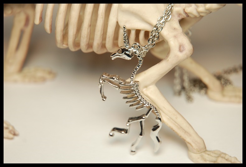 Wisior trupi jednorożec