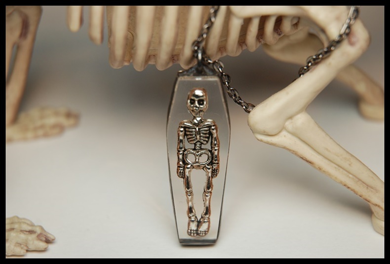 Wisior kościotrup w trumnie