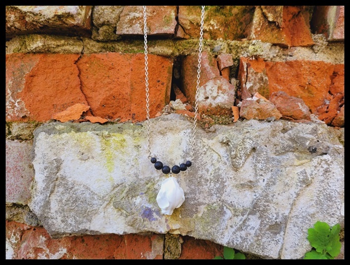 Wisior czaszka z lawą