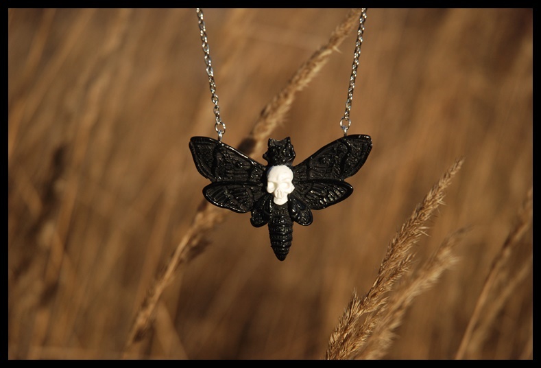 Wisior trupia główka