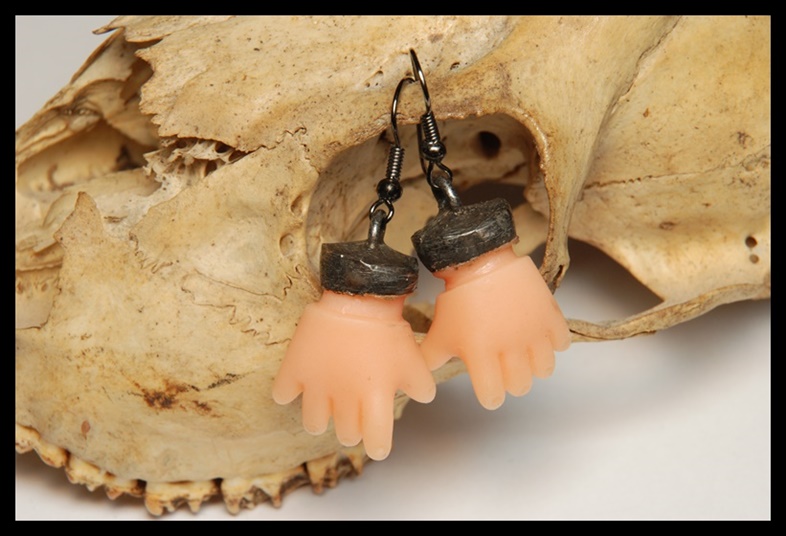 Kolczyki ręce lalki