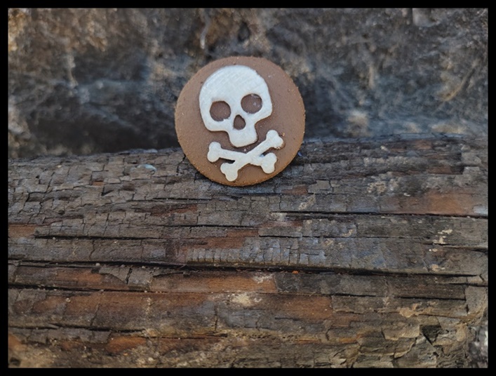 Pierścionek ceramiczny z czaszką