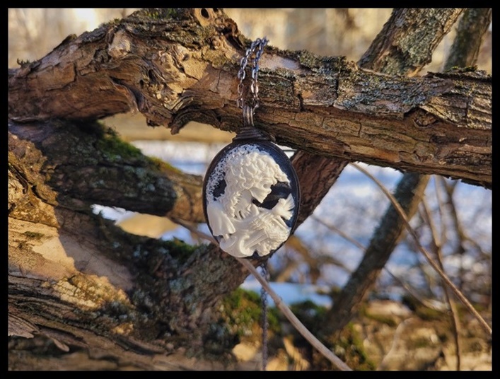 Wisior kamea z trupią damą