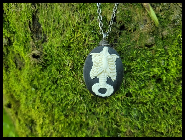 Wisior kamea szkielet