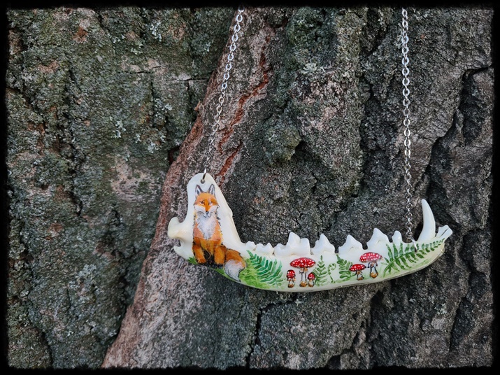 Naszyjnik z malowanej żuchwy lisa