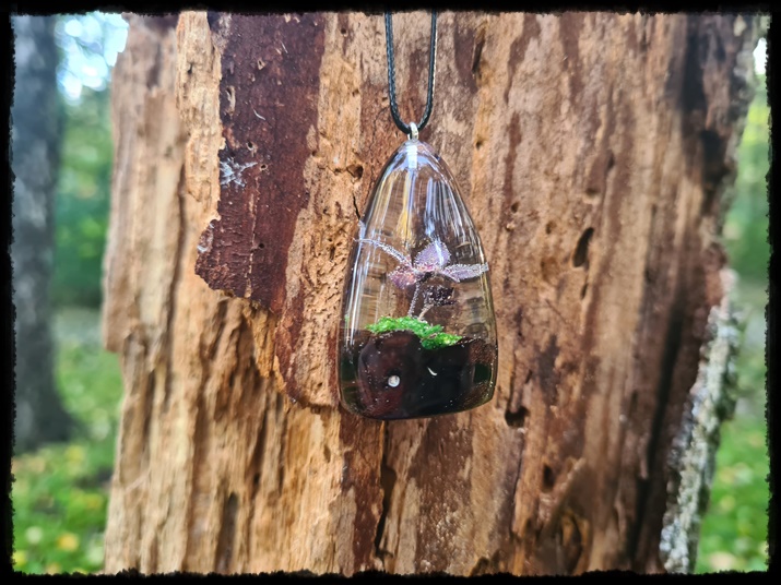 Wisior drewniana kropla ze skalnicą