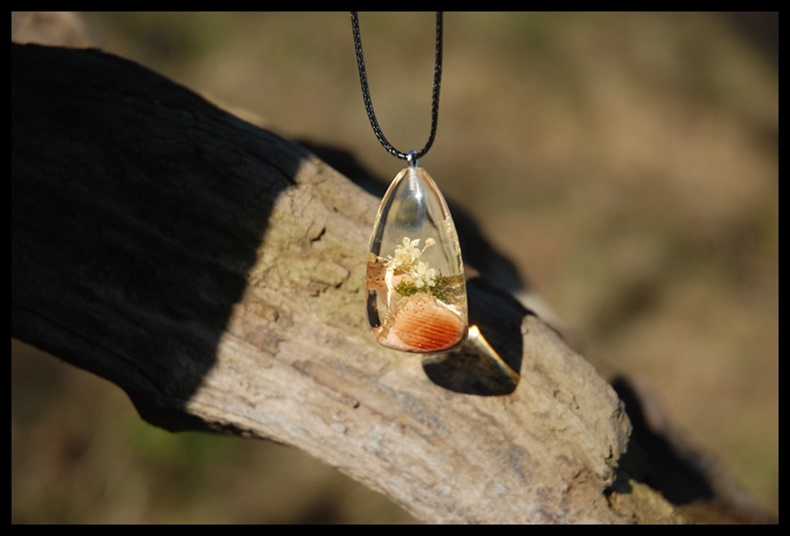 Wisior drewniana kropla z kwiatem bzu