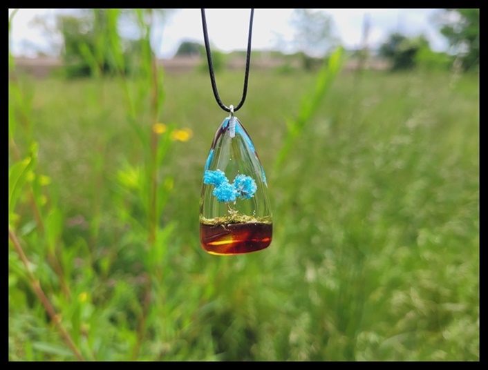 Wisior kropla z gipsówka na bursztynie