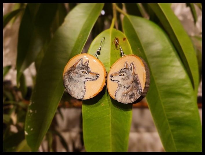 Kolczyki drewniane z wilkiem