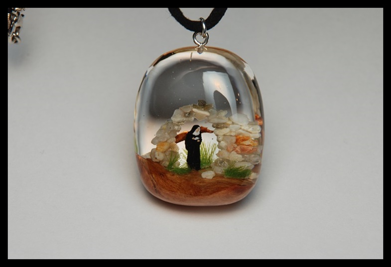 Wisior zakonnica w ruinach