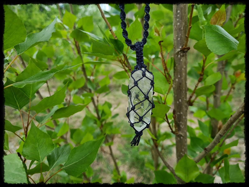 Wisior kryształ górski w makramie